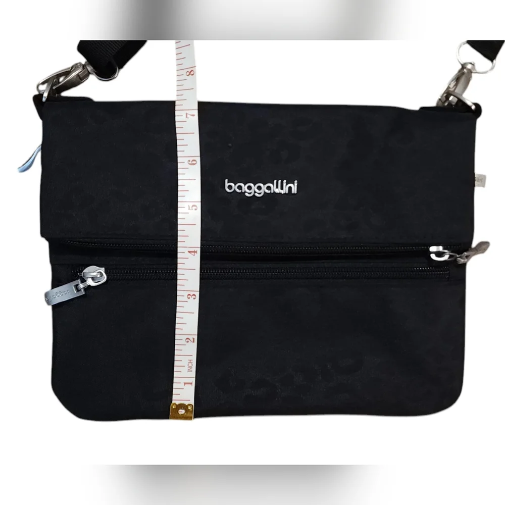 Baggallini Flip Zip Crossbody Black Cheetah Emboss - Picture 5 of 11